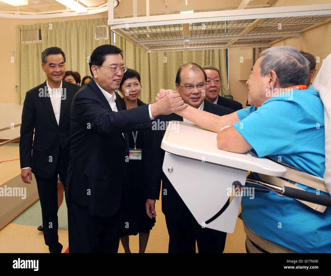 Hong Kong, China. 19. Mai 2016. Zhang Dejiang (2 L), Vorsitzender der ständigen Ausschuss von Chinas nationale Menschen für Kongress, schüttelt die Hand mit einem älteren in einem Rehabilitationszentrum wie er Sheng Kung Hui Tseung Kwan O im Alter Pflege Komplex um zu sehen, ältere Menschen, in Hong Kong Special Administrative Region, Süd-China, 19. Mai 2016 inspiziert. Zhang machte eine Inspektionsreise in Hong Kong vom 17. Mai bis 19. Bildnachweis: Liu Weibing/Xinhua/Alamy Live-Nachrichten Stockfoto