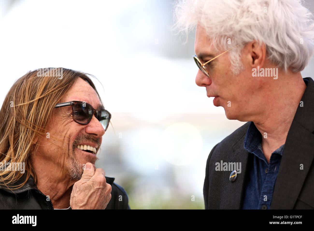 Cannes, Frankreich. 19. Mai 2016. Director Jim Jarmusch (R) und Sänger Iggy Pop stellen bei einem Fototermin für den Film "Gimme Gefahr" außer Konkurrenz bei der 69. Filmfestspielen in Cannes, Frankreich, 19. Mai 2016. Bildnachweis: Jin Yu/Xinhua/Alamy Live-Nachrichten Stockfoto