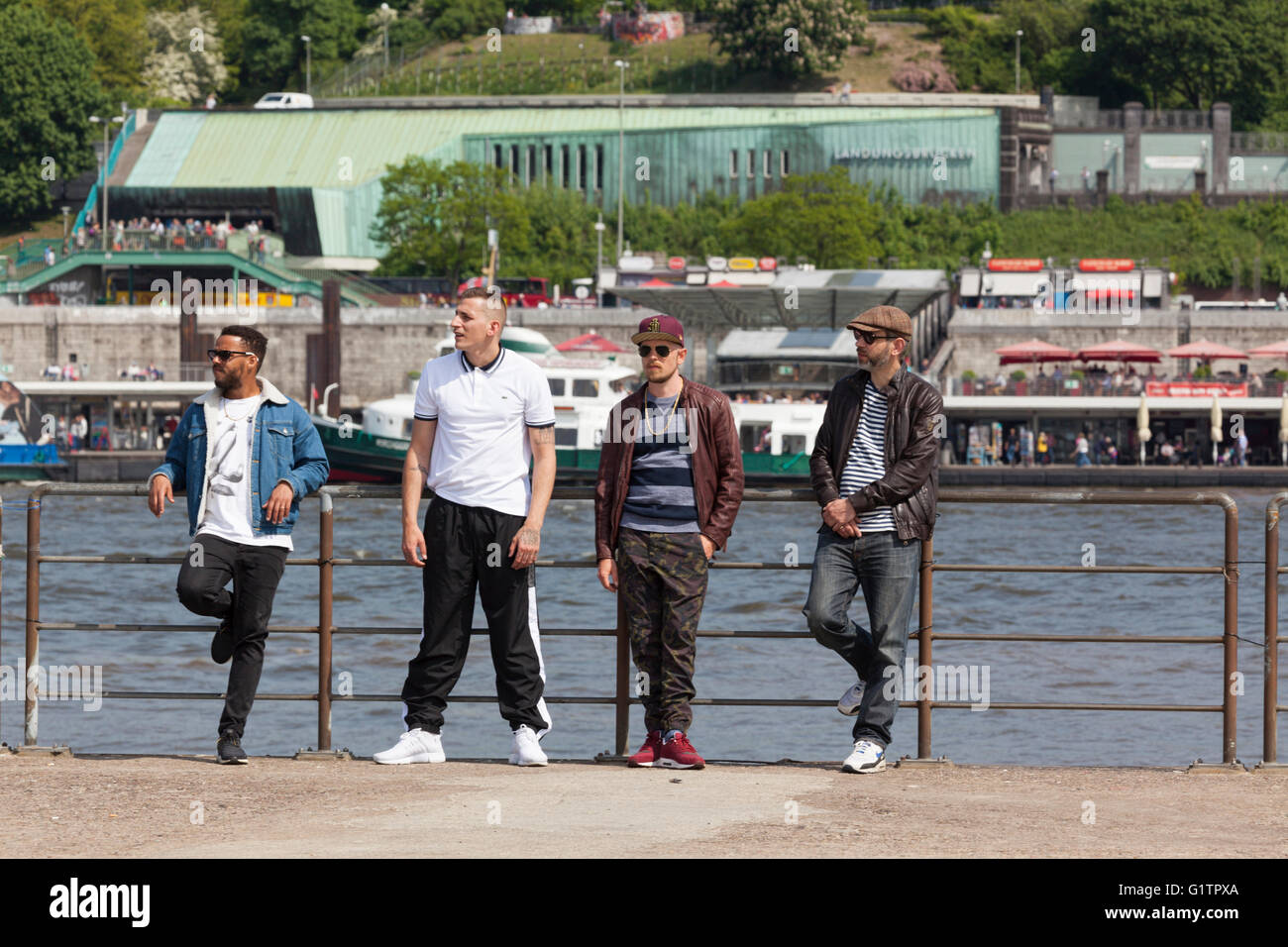 Hamburg, Deutschland. 19. Mai 2016. Szenen aus Video Shooting für die neue Single der deutschen Rap-Band Beginner (ehemals Absolute Beginner) mit Rapper Gzuz am Hamburger Hafen. Von links nach rechts: Gzuz, Eizi Eiz aka Jan Delay aka Eißfeldt, Denyo, DJ Mad Credit: Oliver Hoffmann/Alamy Live News Stockfoto