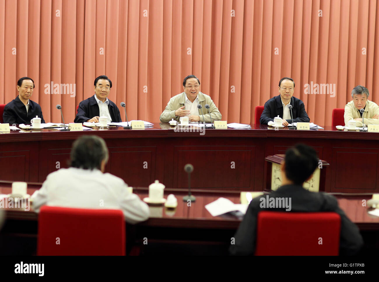 Peking, China. 19. Mai 2016. Yu Zhengsheng(C rear), Vorsitzender des Nationalkomitees der chinesischen politischen Beratenden Konferenz (CPPCC), leitet eine zweiwöchentliche Beratungsgespräch in Peking, Hauptstadt von China, 19. Mai 2016. © Ding Lin/Xinhua/Alamy Live-Nachrichten Stockfoto