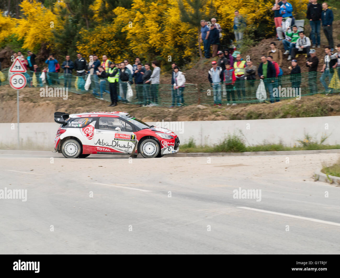 Baltar, Portugal. 19. Mai 2016. Fahrer Kris Meeke (GBR) und Co-Pilot Paul Nagle (IRL) im Citroën DS3 WRC (Startnummer 7) vom Team Abu Dhabi Total World Rally Team während der WRC Vodafone Rally de Portugal 2016 Shakedown Credit: Daniel Amado/Alamy Live News Stockfoto