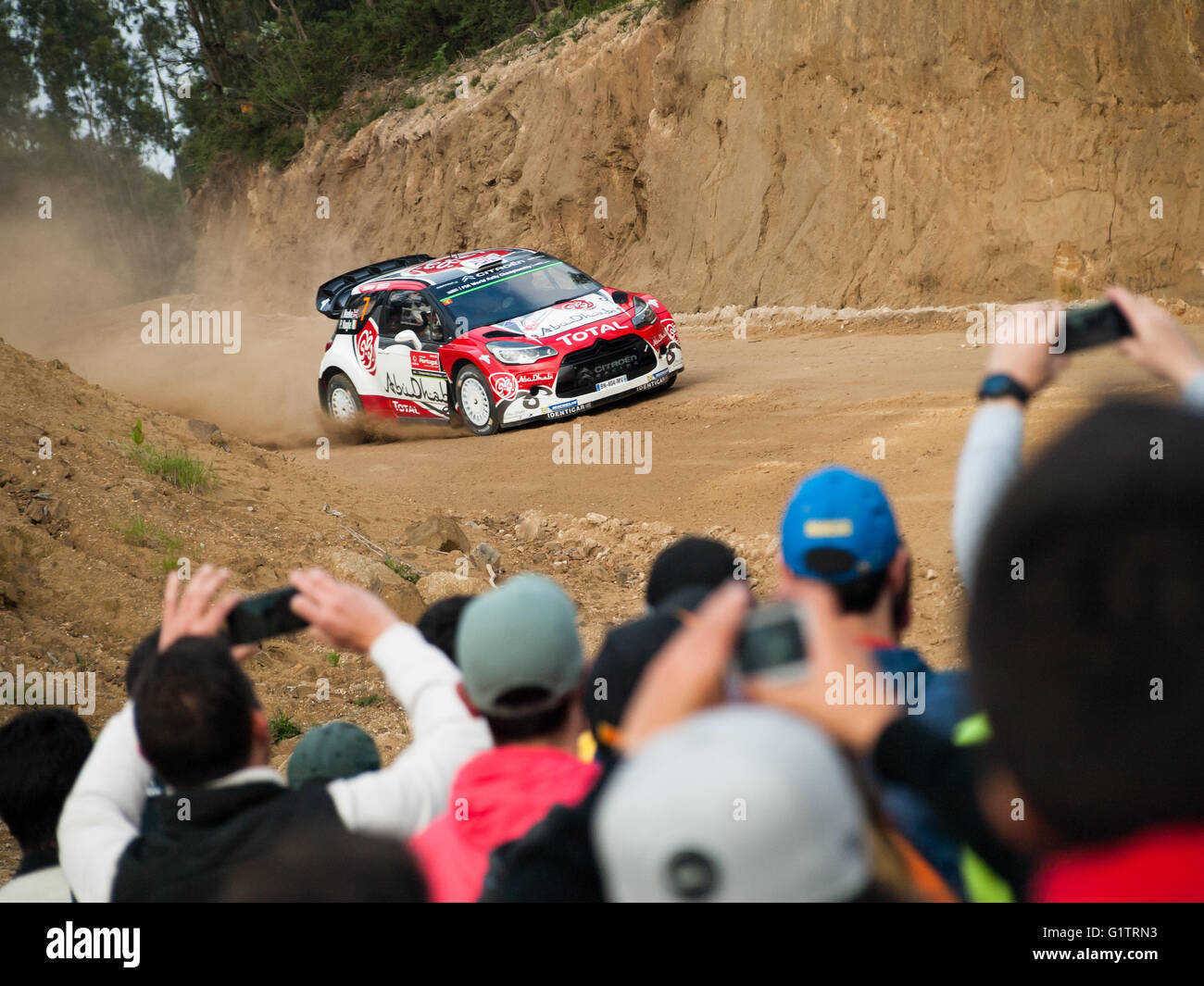 Baltar, Portugal. 19. Mai 2016. Fahrer Kris Meeke (GBR) und Co-Pilot Paul Nagle (IRL) im Citroën DS3 WRC (Startnummer 7) vom Team Abu Dhabi Total World Rally Team während der WRC Vodafone Rally de Portugal 2016 Shakedown Credit: Daniel Amado/Alamy Live News Stockfoto