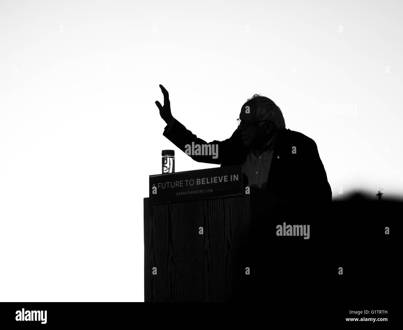 Vallejo, Kalifornien, USA. 18. Mai 2016. Bernie Sanders, ein Kandidat für die Nominierung der Demokraten für Präsidenten der Vereinigten Staaten, spricht mit Tausenden von Fans bei der Rallye '' A Future to Believe In'' in Vallejo, Kalifornien. © David Gross/ZUMA Draht/Alamy Live-Nachrichten Stockfoto