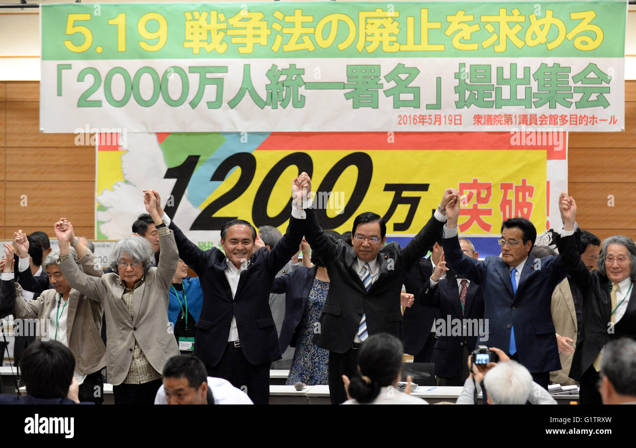 Tokio, Japan. 19. Mai 2016. Die Leiter der wichtigsten Oppositionspartei Demokratische Partei Katsuya Okada (2. R, vorne), Kazuo Shii (3. R, vorne), Vorsitzender der kommunistischen Partei Japans, und Japans Sozialdemokratische Partei Führer Tadatomo Yoshida (4. R, vorne), eine Kundgebung in Tokio, die Hauptstadt von Japan, am 19. Mai 2016 teilnehmen. Japans zivilgesellschaftliche Gruppen eine Kundgebung hier am Donnerstag, 12 Millionen Unterschriften, die Aufhebung eines Gesetzes umstrittenen Sicherheit der Ernährung durch Oppositionsparteien fordern einreichen. © Ma Ping/Xinhua/Alamy Live-Nachrichten Stockfoto