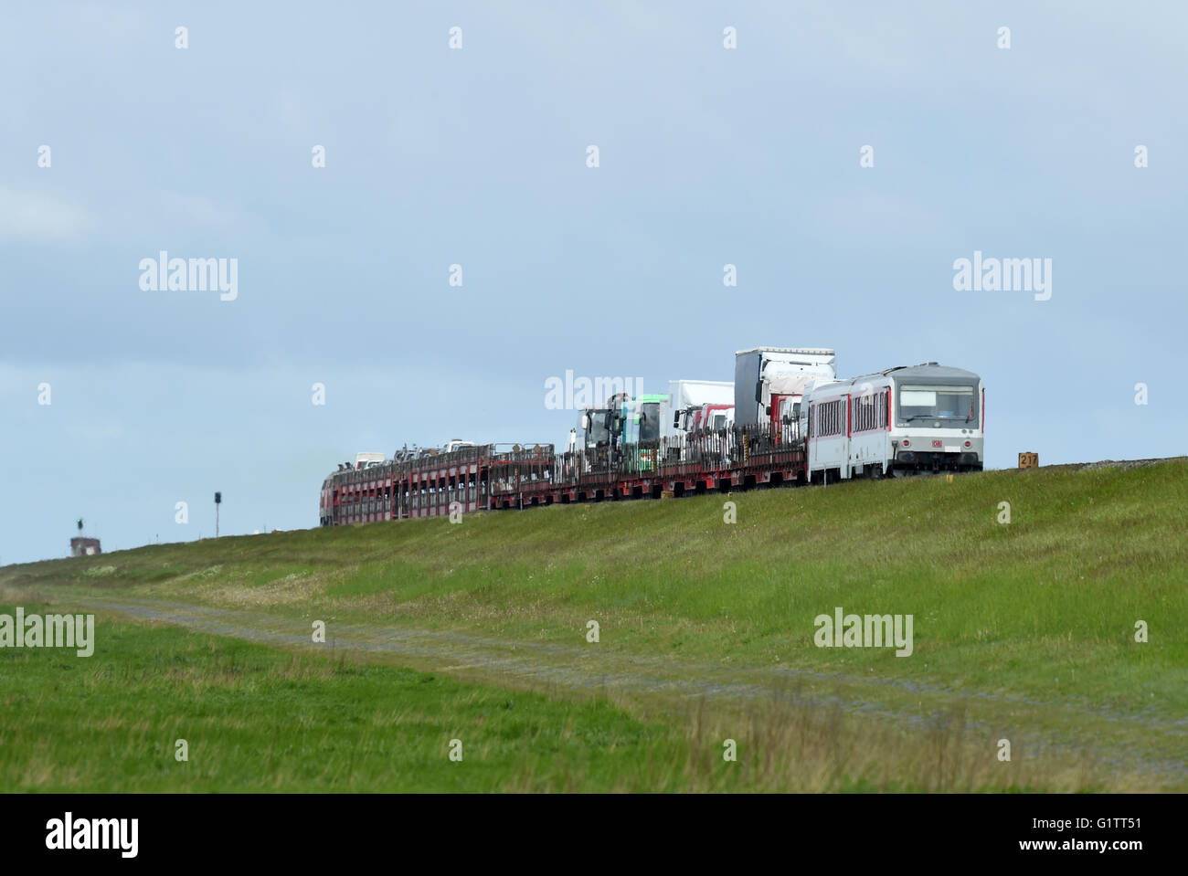 Klanxbuell, Deutschland. 17. Mai 2016. Eine Deutsche Bahn Auto-tragenden Zugfahrt entlang der Hindenburg-Damm zwischen Sylt und dem Festland in der Nähe von Klanxbuell, Deutschland, 17. Mai 2016. Foto: Carsten Rehder/Dpa/Alamy Live News Stockfoto