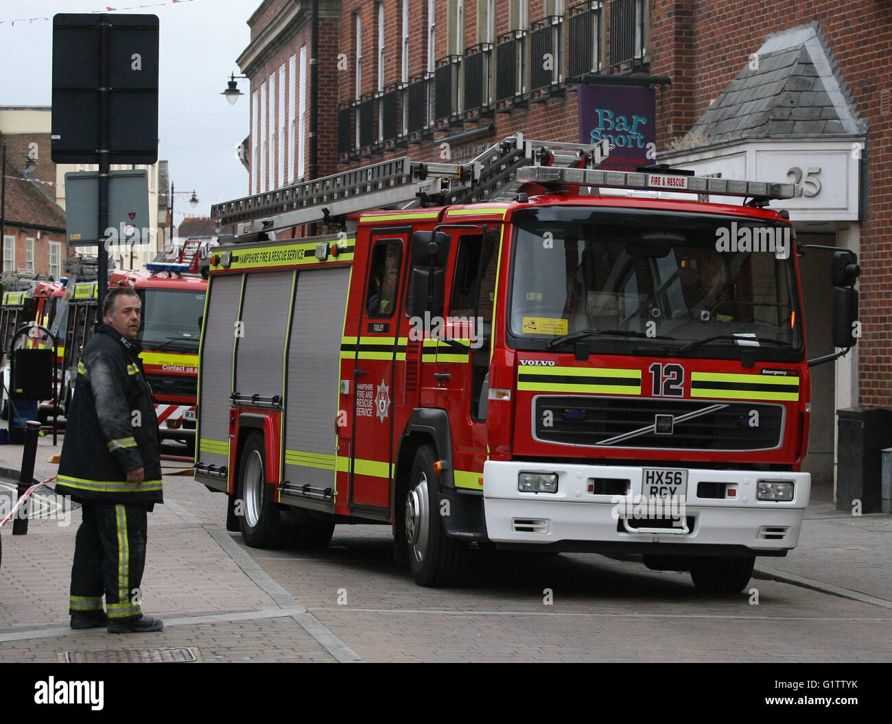 Newbury, Berkshire, UK. 19. Mai 2016. Polizei haben heute Abend, nach einem Brand in einem stillgelegten Gebäude ausbrechen von Bartholomew Straße in Newbury geschlossen. Polizei haben die Straße in beide Richtungen geschlossen, während Feuer Crews aus Royal Berkshire Feuer und Rettung durch Besatzungen von Hampshire unterstützt werden und Oxfordshire Feuerwehr und Rettungsdienst zu bekämpfen das Feuer, das durch das stillgelegte Gebäude kurz nach 17:00 gerissen. Es wird vermutet, dass das stillgelegte Gebäude von Obdachlosen verwendet worden ist.  Frühe Berichte sind vermutlich niemand verletzt oder wurden in das Gebäude. Bildnachweis: Uknip/Alamy Live-Nachrichten Stockfoto