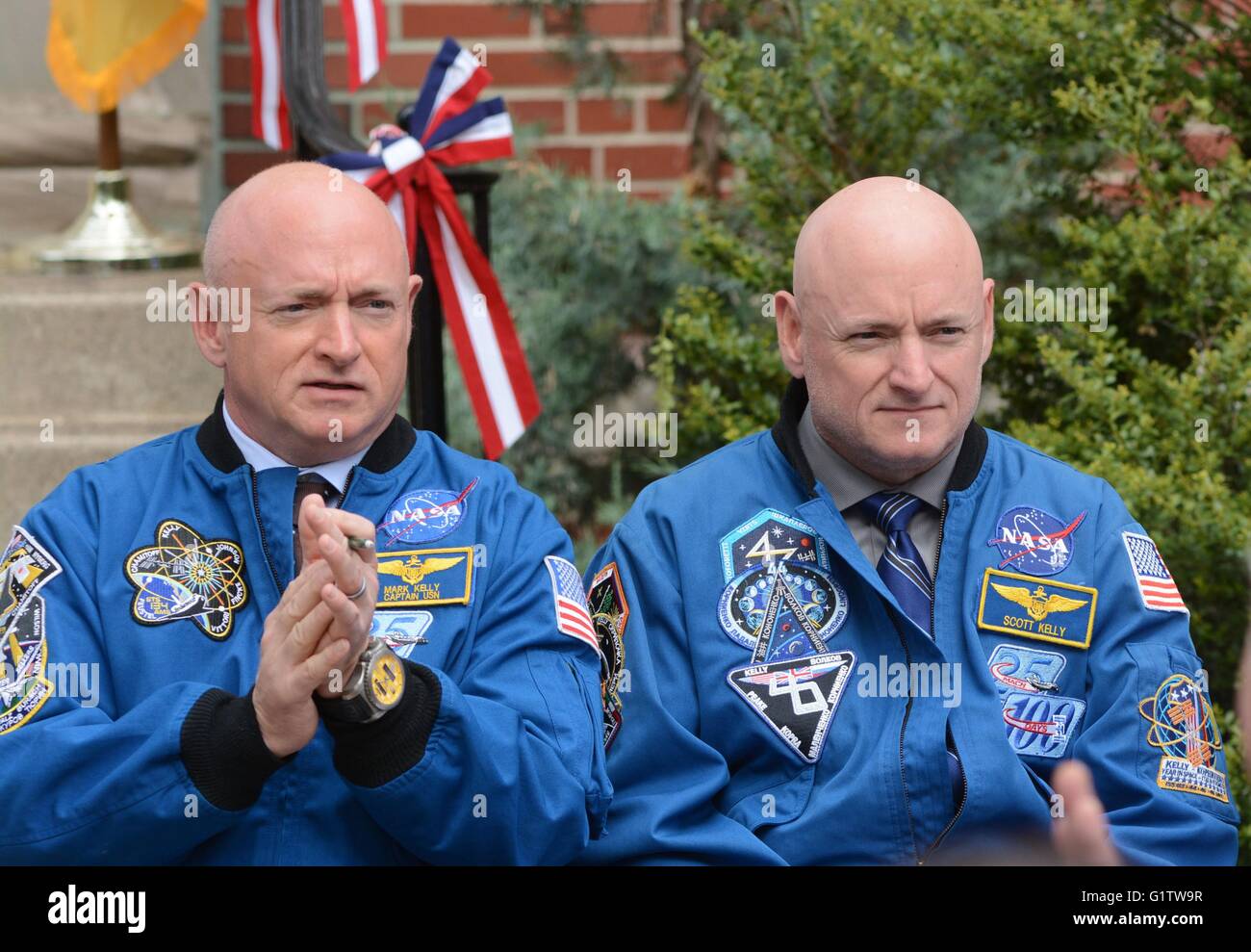 West Orange, New Jersey, USA. 19. Mai 2016. Mark Kelly, Scott Kelly bei einem öffentlichen Auftritt für Astronauten Mark und Scott Kelly Alma Mater Pleasantdale Elementary School umbenannt In ihrer Ehre, Pleasantdale Elementary School, West Orange, New Jersey 19. Mai 2016. Bildnachweis: Derek Sturm/Everett Collection/Alamy Live-Nachrichten Stockfoto