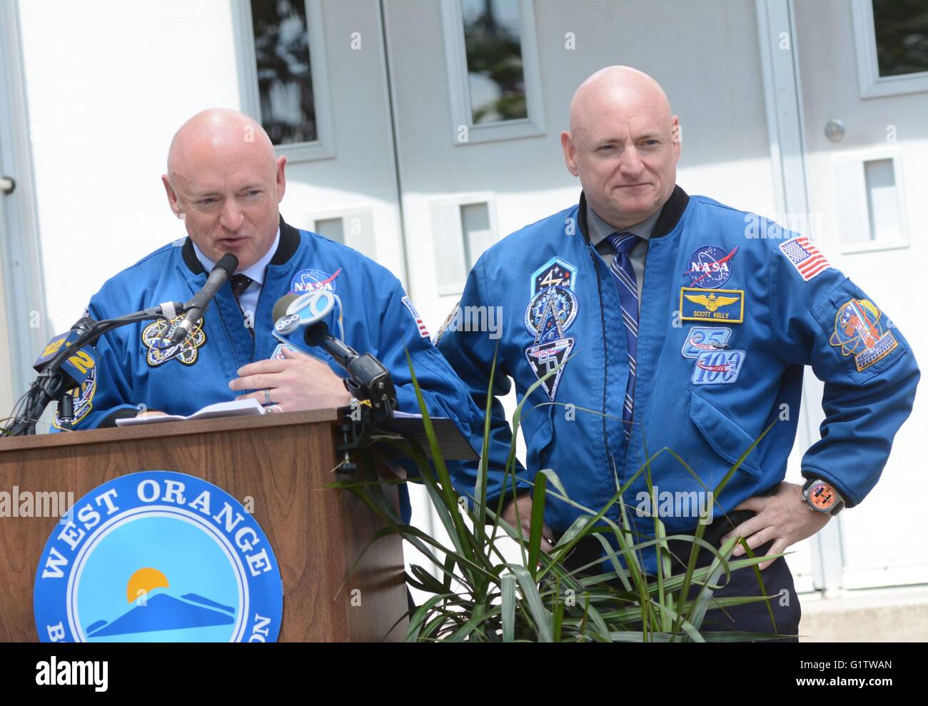 West Orange, New Jersey, USA. 19. Mai 2016. Mark Kelly, Scott Kelly bei einem öffentlichen Auftritt für Astronauten Mark und Scott Kelly Alma Mater Pleasantdale Elementary School umbenannt In ihrer Ehre, Pleasantdale Elementary School, West Orange, New Jersey 19. Mai 2016. Bildnachweis: Derek Sturm/Everett Collection/Alamy Live-Nachrichten Stockfoto