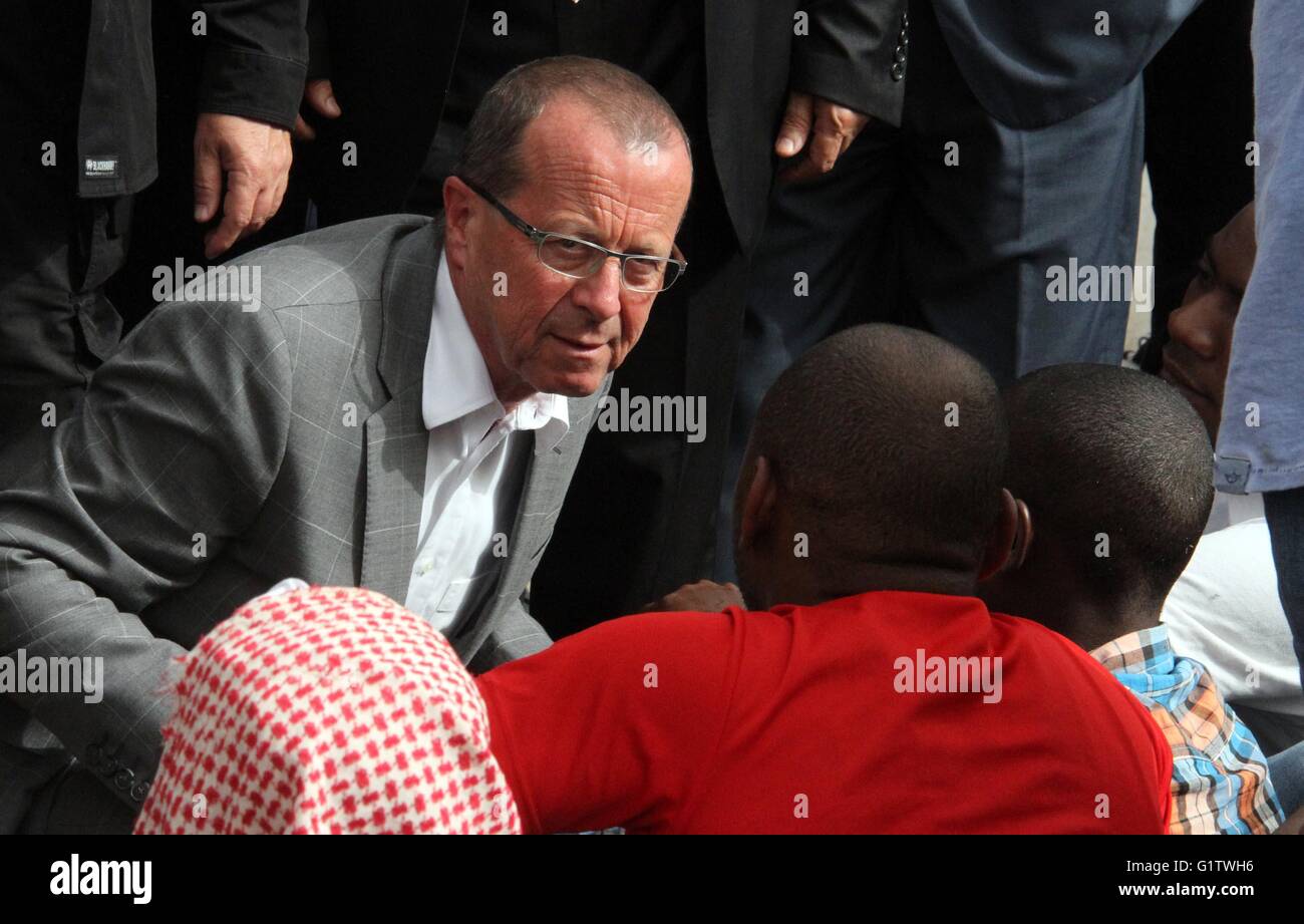 Tripoli, Libyen. 19. Mai 2016. UN-Sondergesandten für Libyen Martin Kobler spricht mit Migranten während seines Besuches in der Haftanstalt Abu Salim in Tripolis, die Hauptstadt von Libyen, am 19. Mai 2016. © Hamza Türkei/Xinhua/Alamy Live-Nachrichten Stockfoto