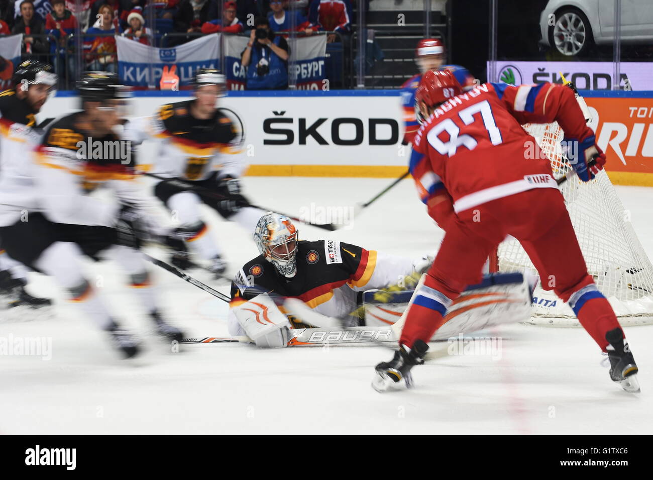 Moskau, Russland. 19. Mai 2016. Thomas Greiss Deutschlands fällt während ein Viertelfinale der IIHF Eishockey-Weltmeisterschaft mit Russland in Moskau, Russland, am 19. Mai 2016. Russland gewann 4: 1. © Evgeny Sinitsyn/Xinhua/Alamy Live-Nachrichten Stockfoto