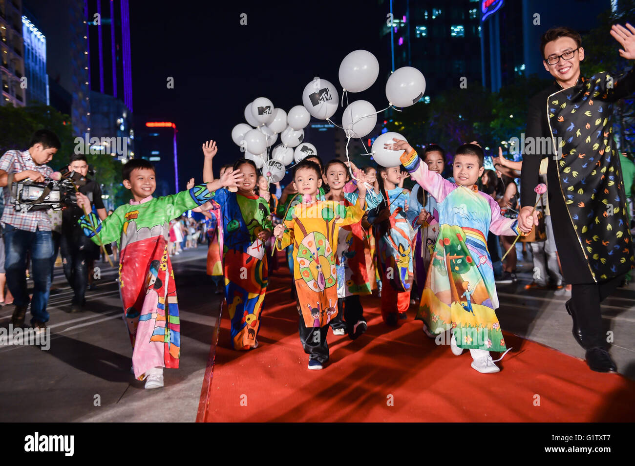 Ho-Chi-Minh-Stadt. 19. Mai 2016. Kinder präsentieren Ao Dai (langes Kleid) während der Ao Dai-Show der 126. Geburtstag Vietnams verstorbenen Führer Ho Chi Minh in Ho-Chi-Minh-Stadt 19. Mai 2016. Die Show zog 126 Modelle tragen Ao Dai und bietet 126 Lotusblüten von Ho Chi Minh-Statue vor dem Rathaus. © Nguyen Le Huyen/Xinhua/Alamy Live-Nachrichten Stockfoto