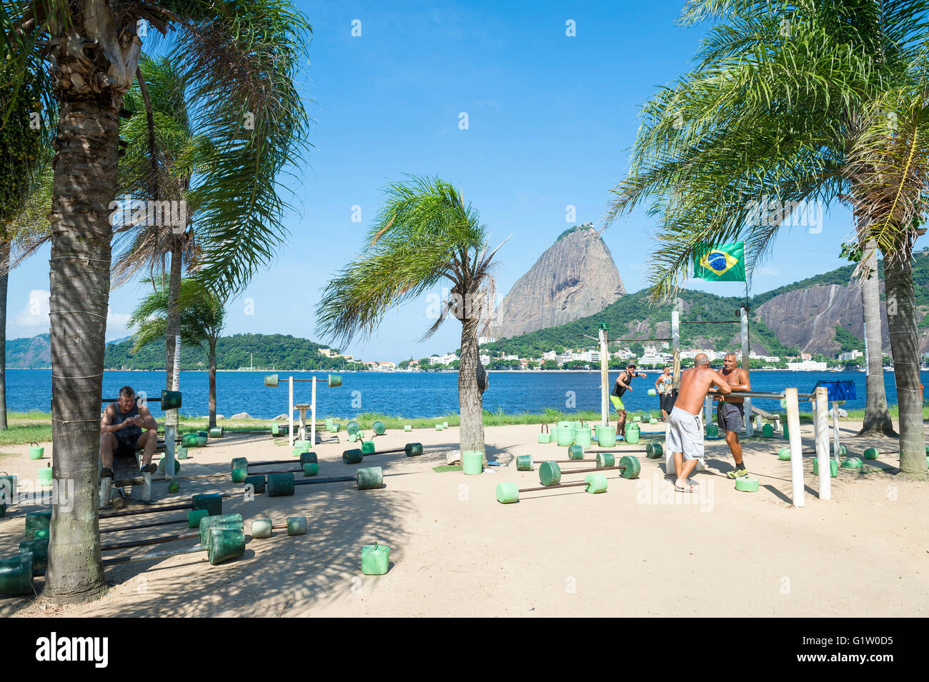 RIO DE JANEIRO - 5. April 2016: Brasilianer trainieren Sie in einer outdoor-Training-Station im Stadtteil Flamengo mit Zuckerhut. Stockfoto