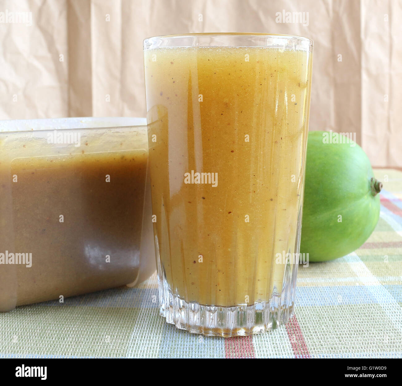 Roh-Mango-Saft und Konzentrat Stockfoto