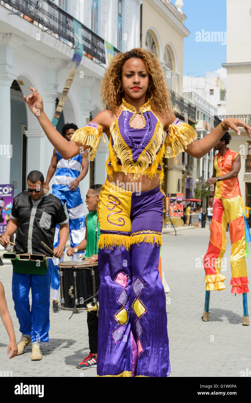 Straßenkünstler, Tanz auf Stelzen im Plaza Vieja (Altstadt), Habana (Havanna), Kuba Stockfoto