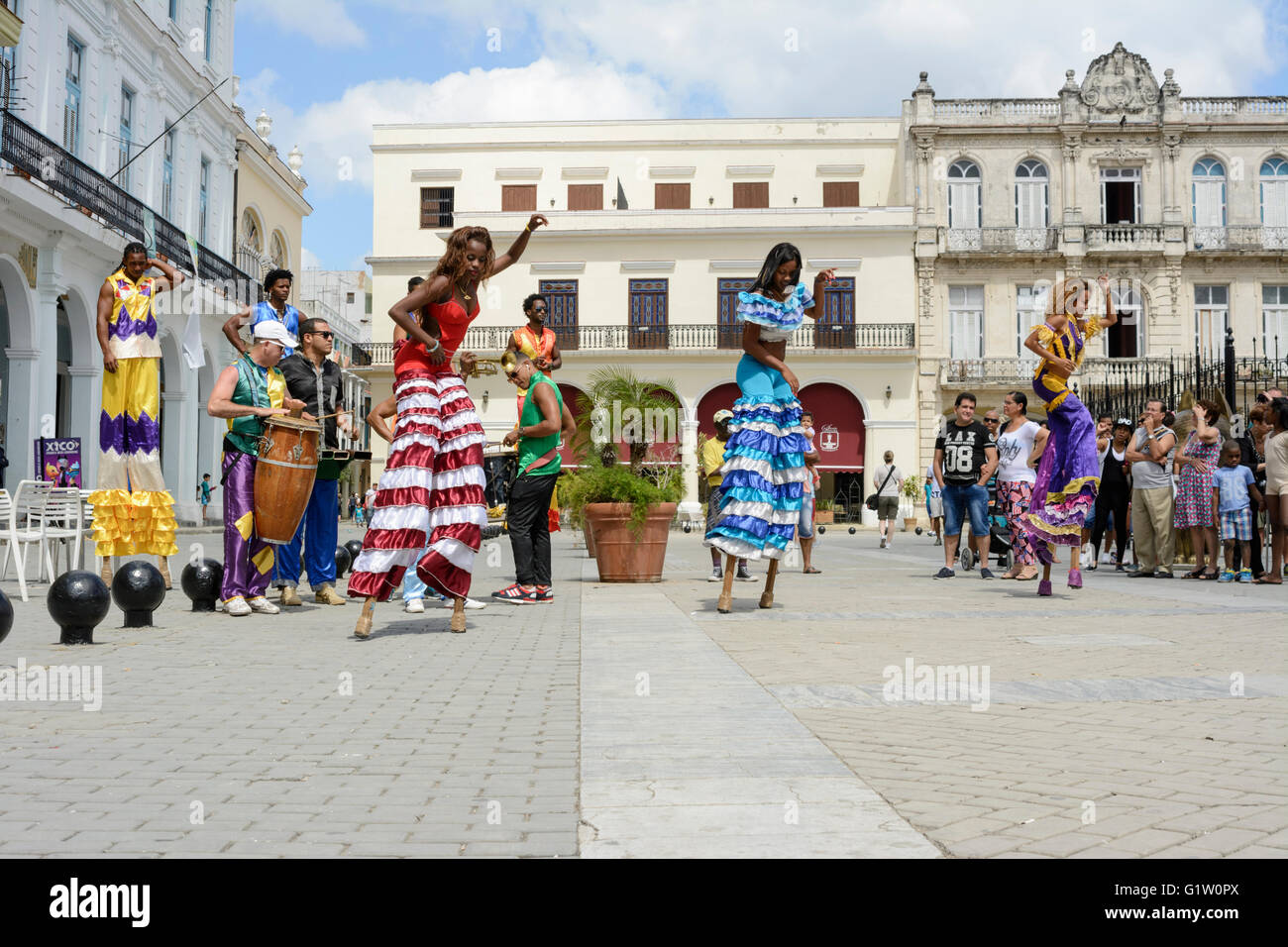 Straßenkünstler, Tanz auf Stelzen im Plaza Vieja (Altstadt), Habana (Havanna), Kuba Stockfoto