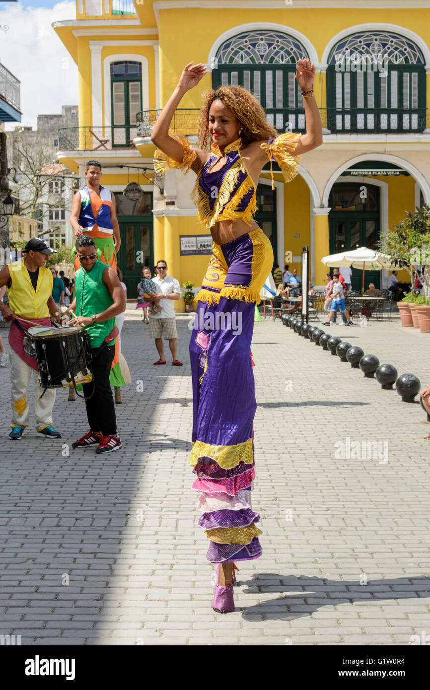 Straßenkünstler, Tanz auf Stelzen im Plaza Vieja (Altstadt), Habana (Havanna), Kuba Stockfoto