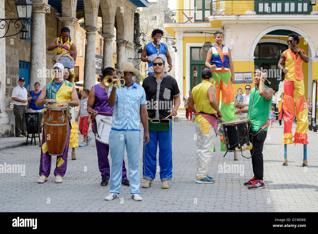 Straßenkünstler, Tanz auf Stelzen im Plaza Vieja (Altstadt), Habana (Havanna), Kuba Stockfoto