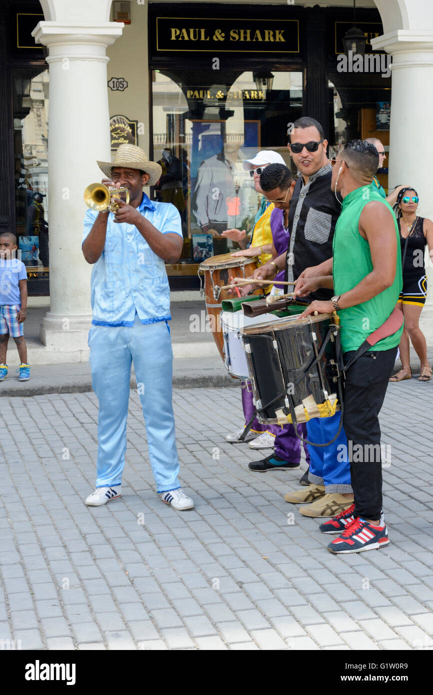 Straßenkünstler, Tanz auf Stelzen im Plaza Vieja (Altstadt), Habana (Havanna), Kuba Stockfoto