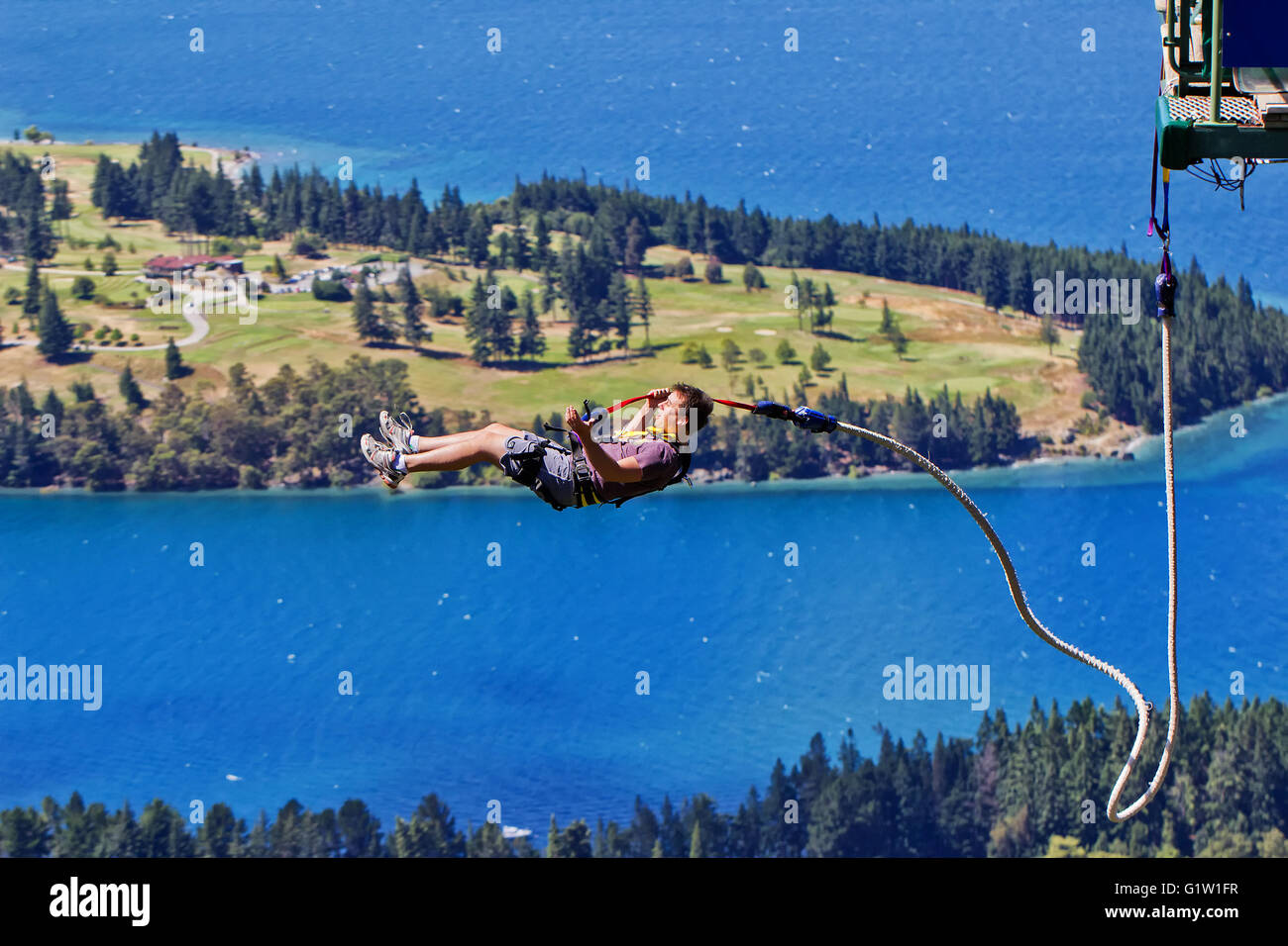 Mann auf eine erschreckende Berg Bungee in Neuseeland Stockfoto