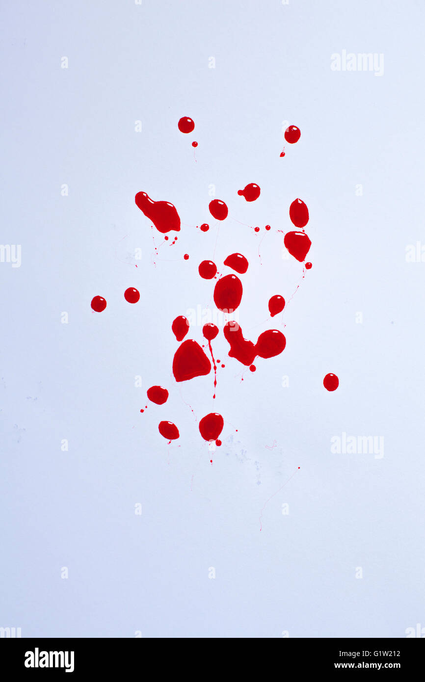 Blutstropfen auf weißem Hintergrund Stockfoto
