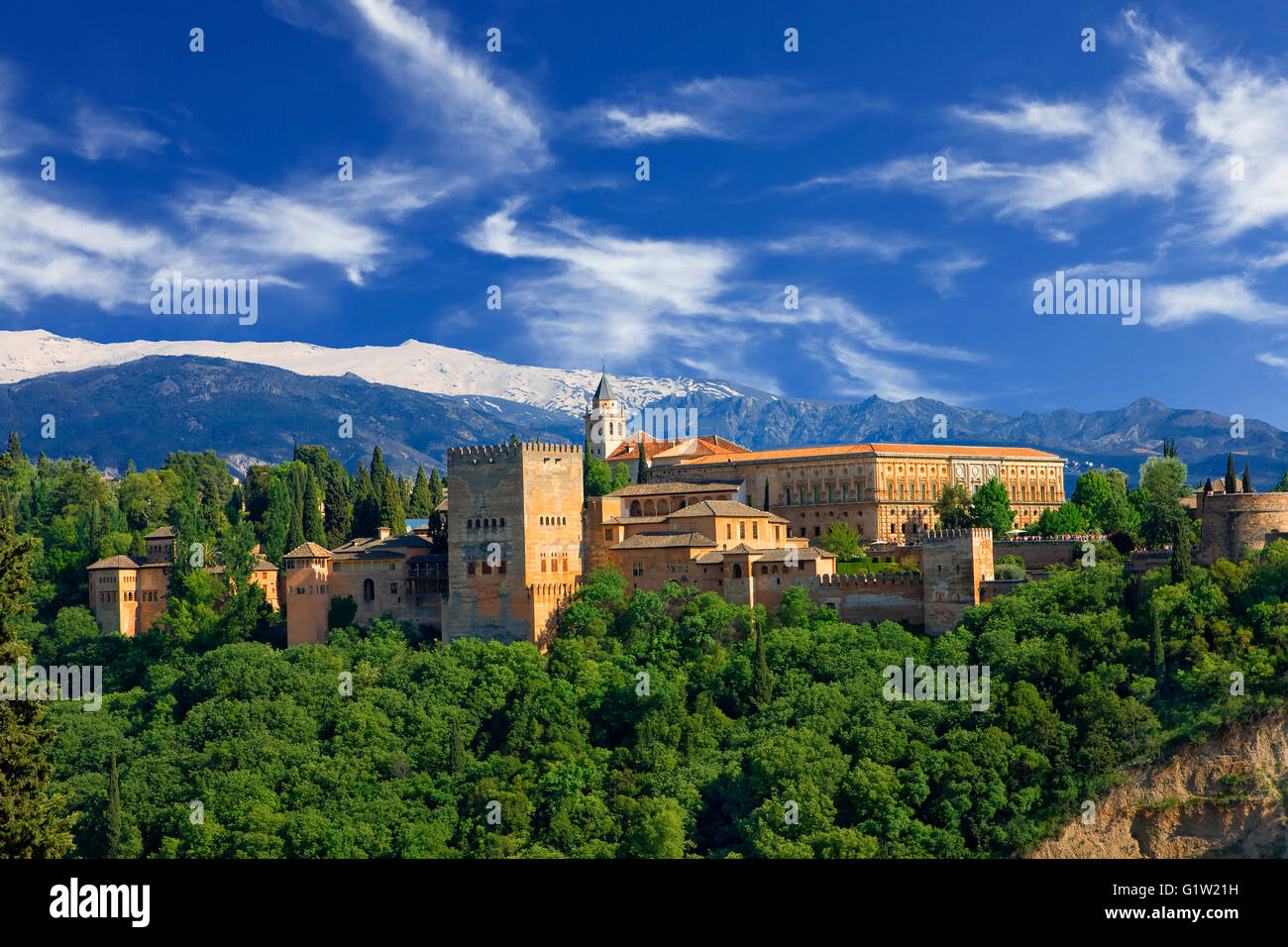 Alhambra von Granada und die Sierra Nevada in Andalusien Stockfoto