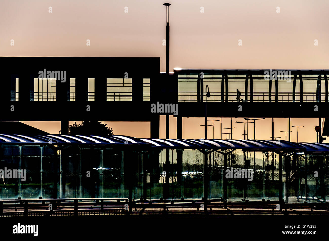 Einsamer Passagier Grafik Architektur, Dublin Airport, Terminal 2, Irland Stockfoto