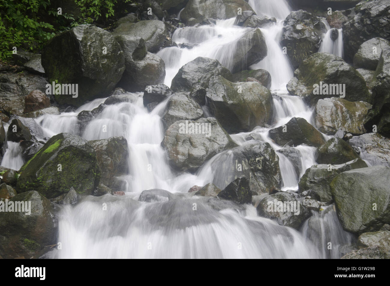 Wasserfall in der Regenzeit, in der Nähe von Ratnagiri, Maharashtra, Indien Stockfoto