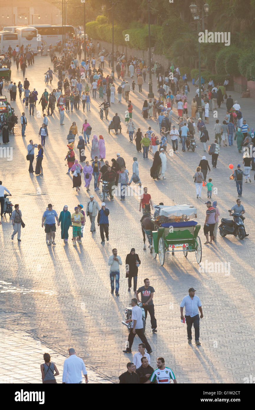 Menschen am Jemaa el Fna Platz, Marrakesch, Marokko Stockfoto