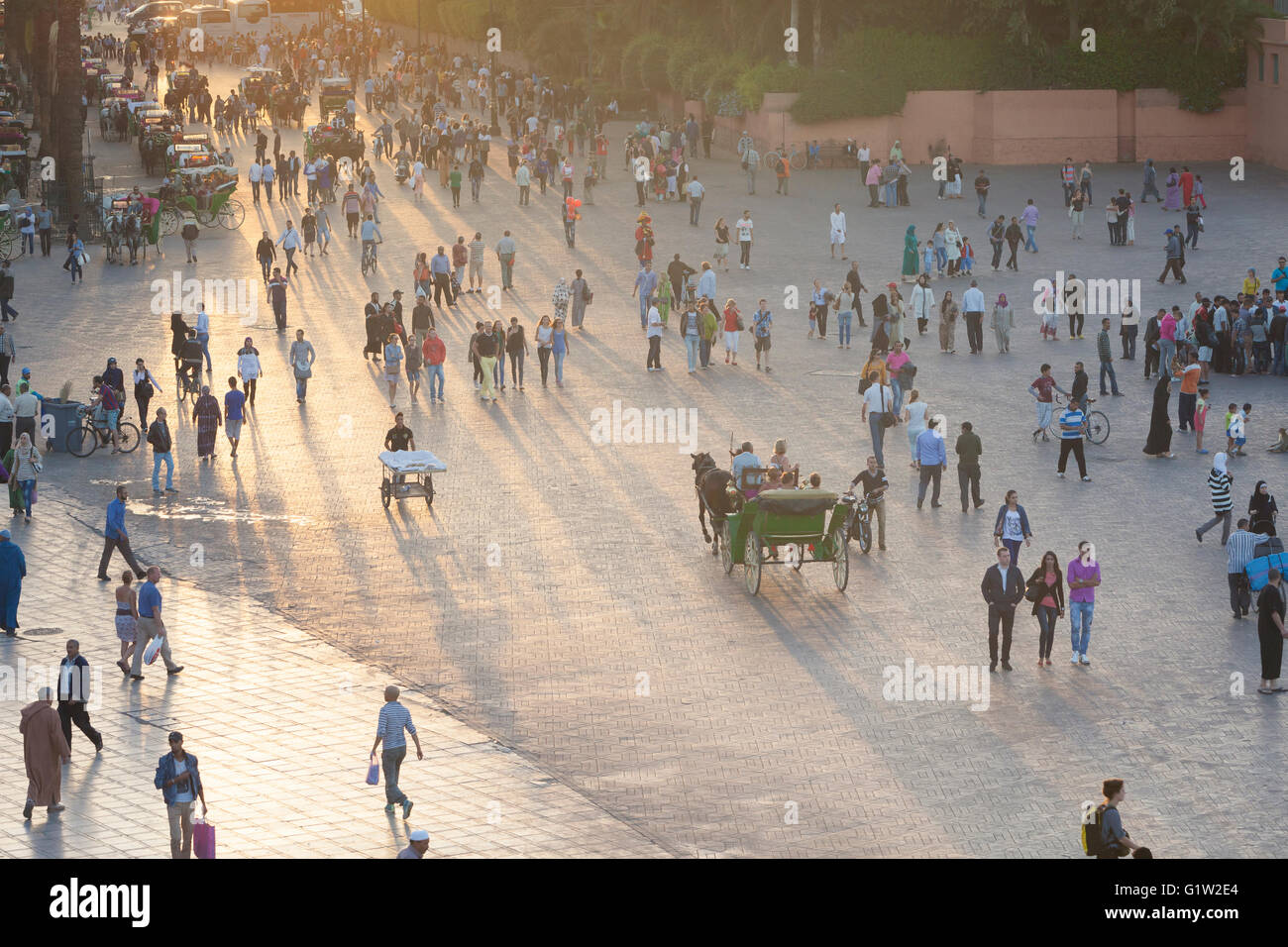 Menschen am Jemaa el Fna Platz, Marrakesch, Marokko Stockfoto