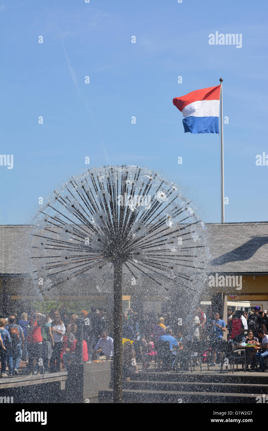 Ein Löwenzahn geformte Brunnen mit der niederländischen Flagge am Keukenhof Gärten Stockfoto