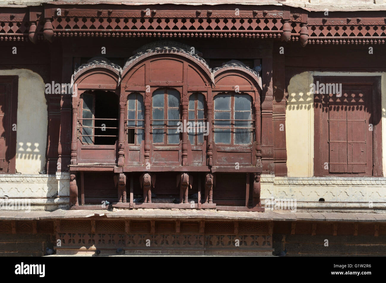 Dekorierte Bogenfenster mit Säulen in Indore Palace oder Rajwada, Indore, Madhya Pradesh, Indien Stockfoto