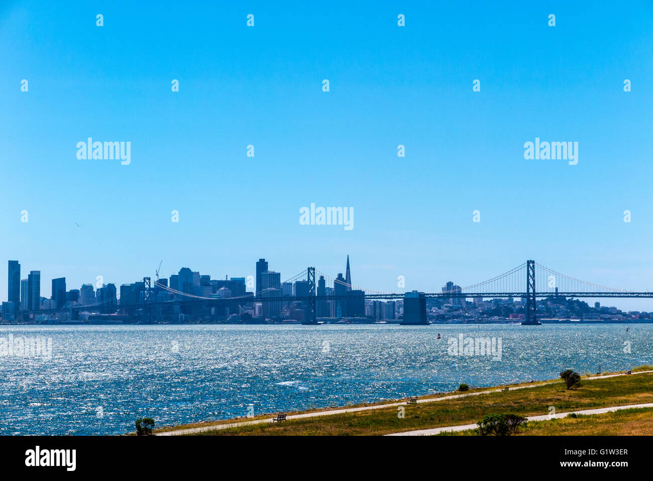 Die Skyline von San Francisco und die Bay bridge aus dem Hafen von Oakland Stockfoto