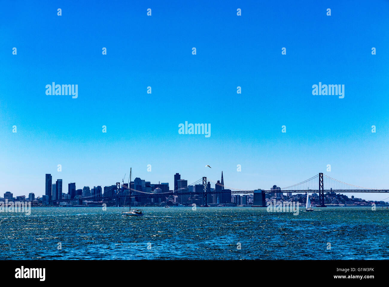 Die Skyline von San Francisco aus dem Hafen von Oakland Stockfoto