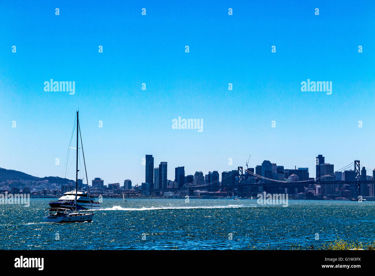 Eine Fähre, die Anreise zum Hafen von Oakland mit der Skyline von San Francisco und der Bay Bridge im Hintergrund Stockfoto