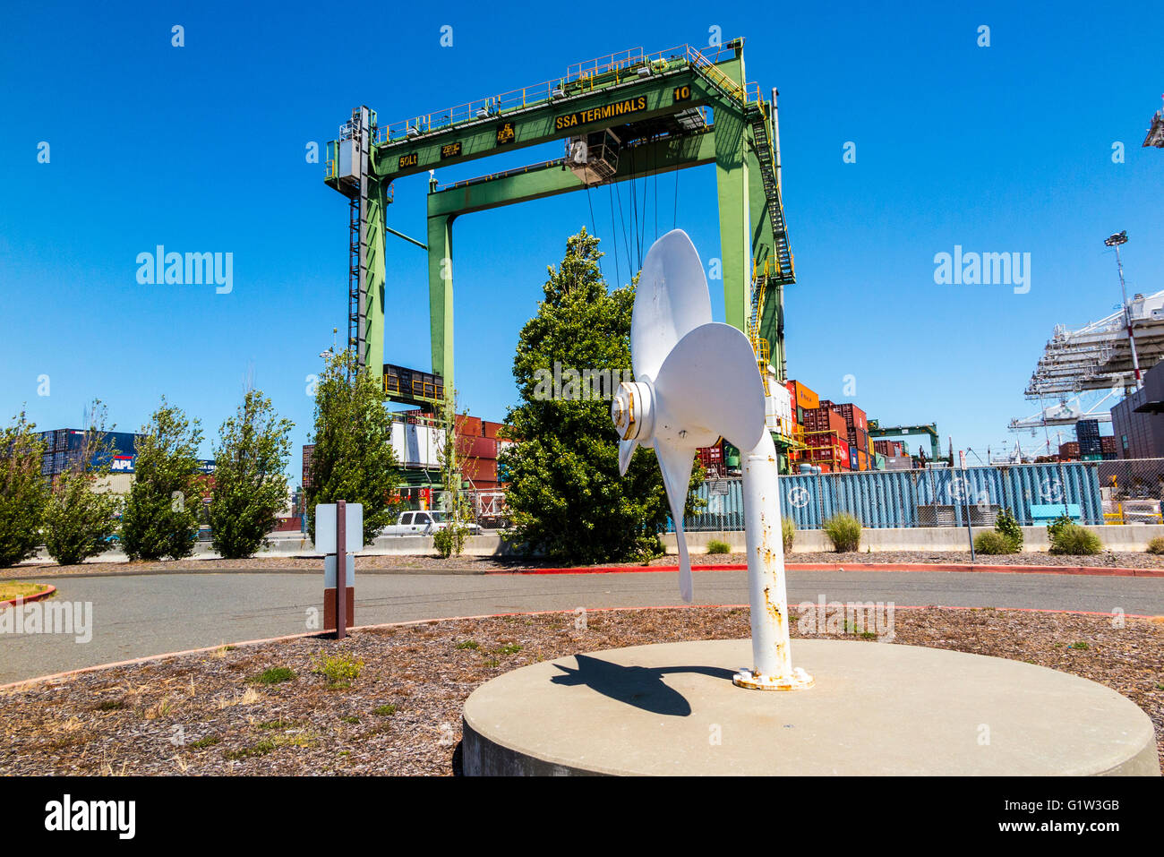 Schiffen, Containern und Kränen im Hafen von Oakland Kalifornien USA Stockfoto
