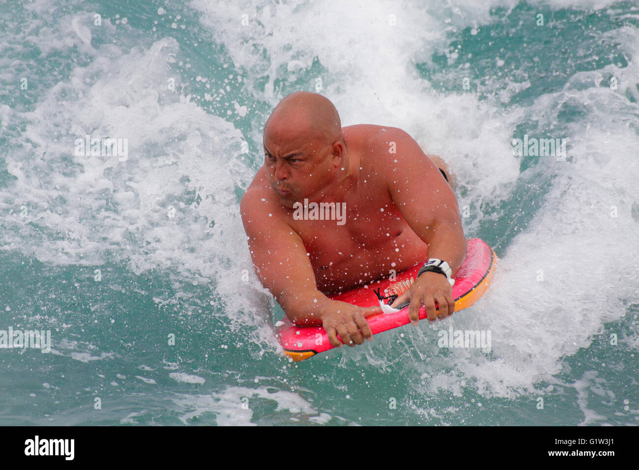 Hawaiiain männliche Boogie Boarder Surfen an der Leiste auf Waikiki Strand-Honolulu, Oahu, Hawaii, USA. Stockfoto