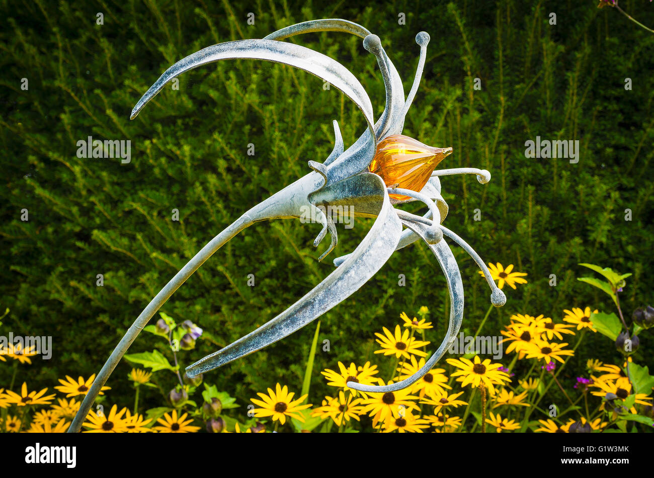Florale Skulpturen von Jenny Pickford gezeigt in The Courts Garten UK Stockfoto
