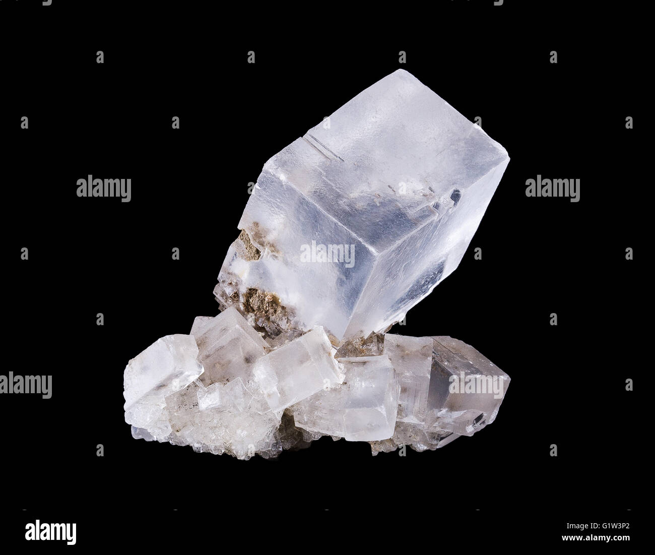 Steinsalz Kristall Cluster Vorderansicht auf schwarzem Hintergrund, Halit, das Mineral Form von Natriumchlorid, NaCl. Stockfoto