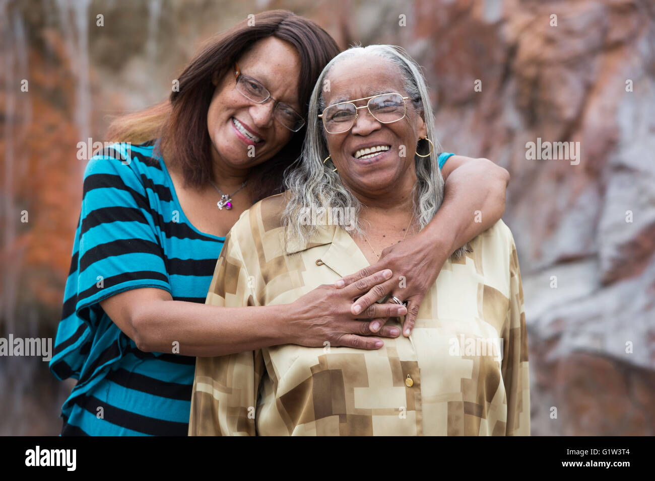 Mutter und Tochter umarmt Stockfoto