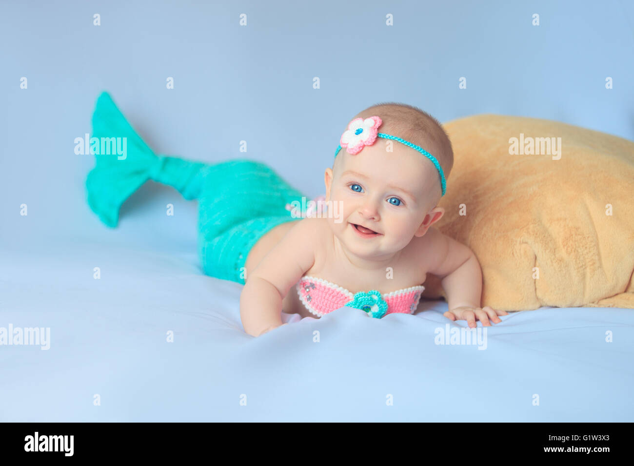 Babymädchen gekleidet in kleine Meerjungfrau Kostüm Stockfoto