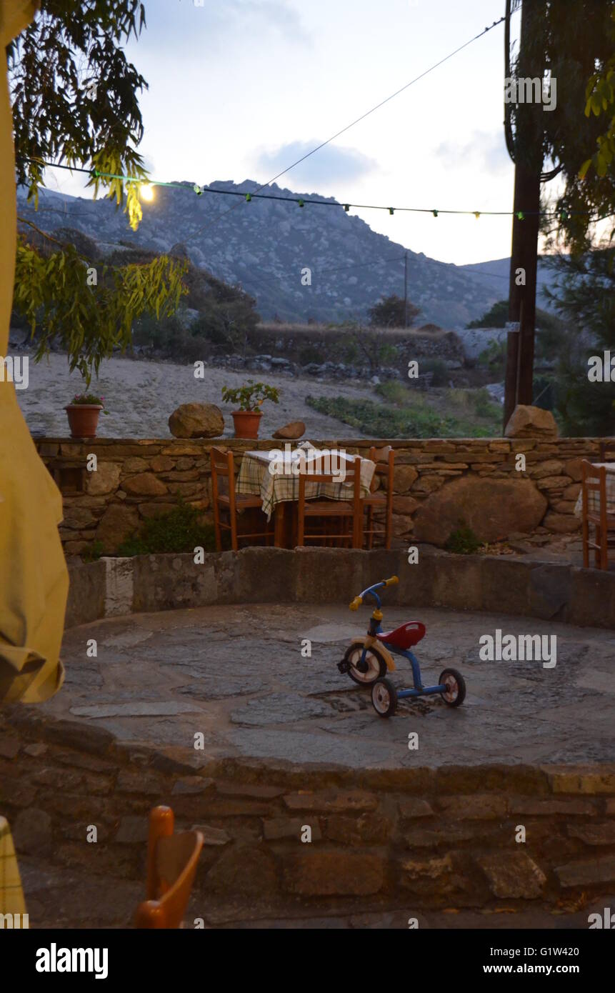 Kinderfahrrad auf dem Dorfplatz Stockfoto