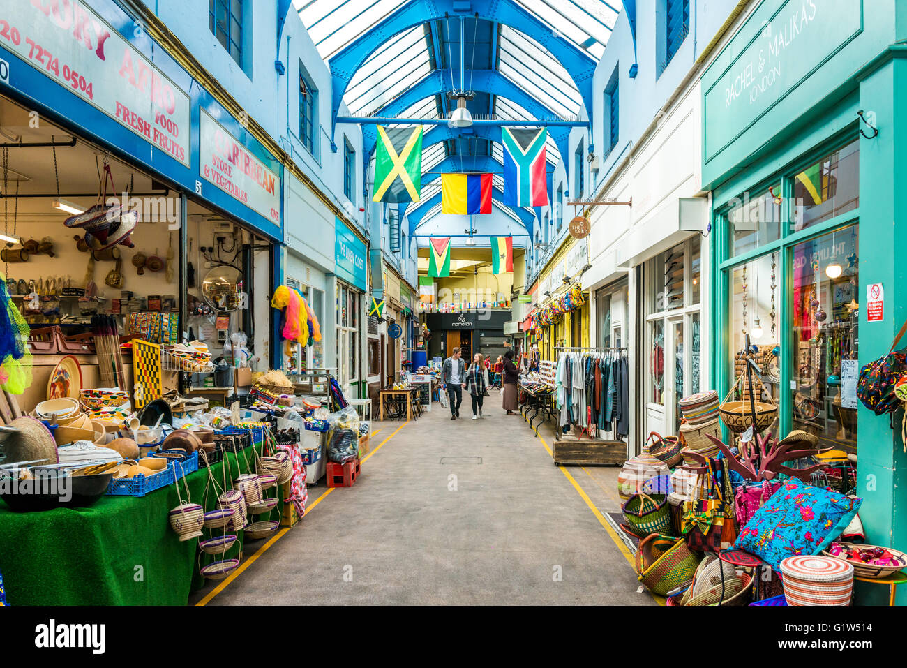 London, Vereinigtes Königreich - 14. Mai 2016: Brixton Dorf und Brixton Bahnhofstraße Markt. Bunte und multikulturelle Gemeinschaft mar Stockfoto