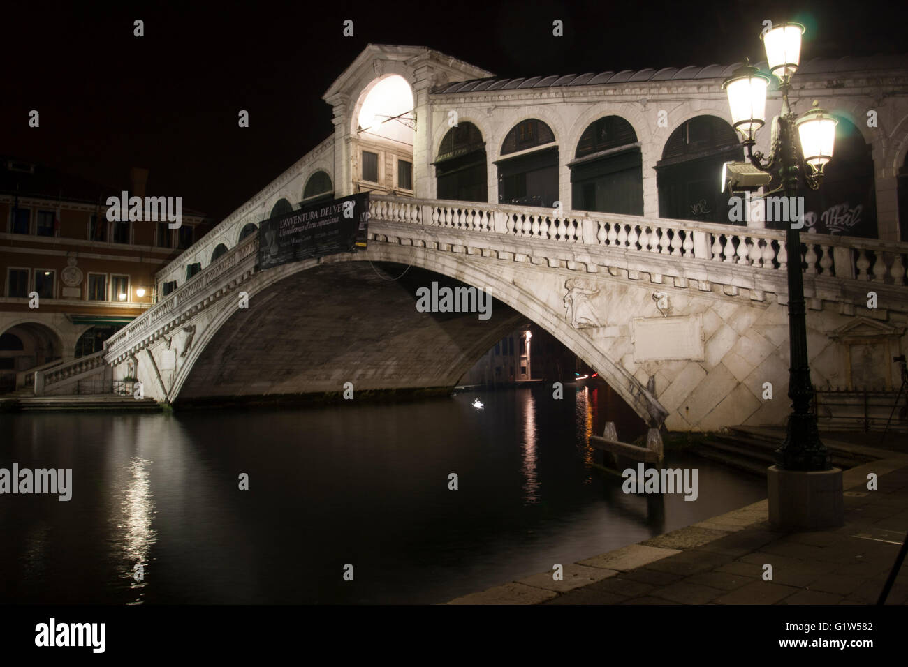 Blick auf die Rialto-Brücke, die nachts beleuchtet. Stockfoto