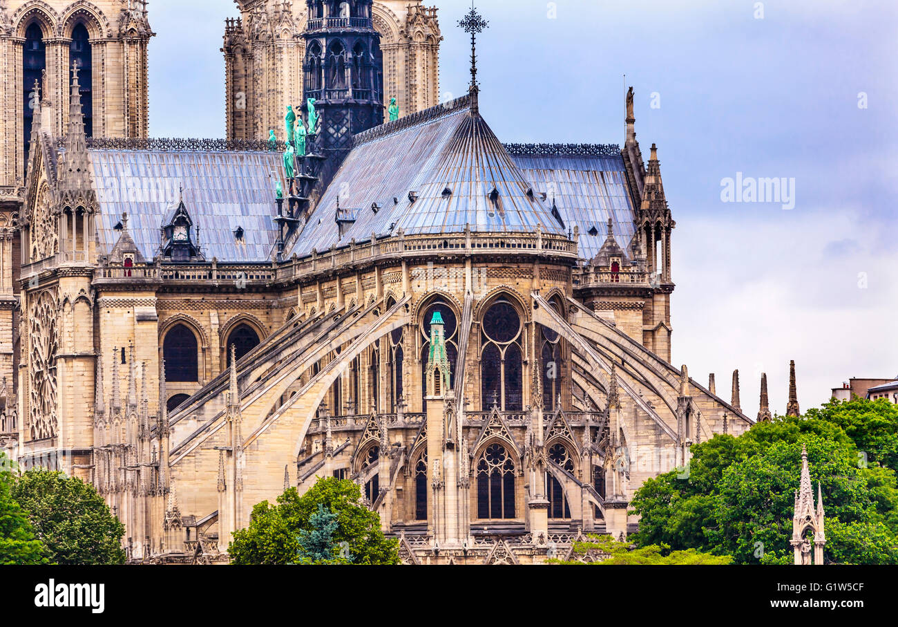 Fliegende Strebepfeiler Türme Türme bewölktem Himmel Notre Dame Kathedrale Paris Frankreich.  Notre Dame von 1163 bis 1250 n. Chr. erbaut. Stockfoto