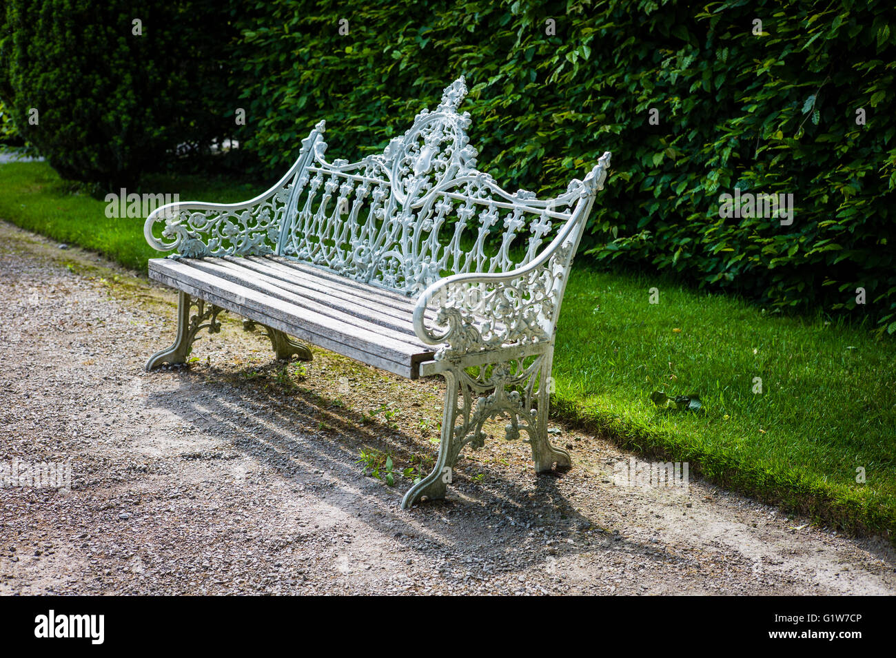 Altes Gusseisen Sitzbank im Garten für die Öffentlichkeit zugänglich in Cumbria UK Stockfoto