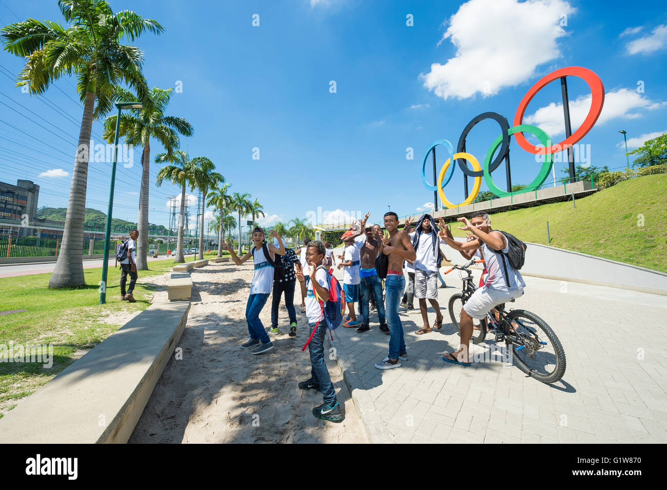 RIO DE JANEIRO - 18. März 2016: Gruppe von jungen Brasilianer posieren vor Olympischen Ringe für die Sommerspiele 2016 installiert. Stockfoto