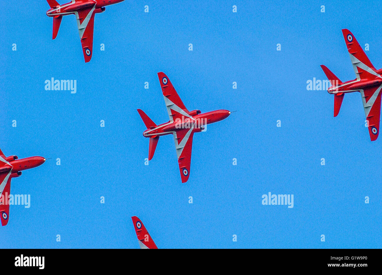 Rote Pfeile zeigen Team.  BAE SYSTEMS Hawk T1 Flugzeug Stunts auf Airshow durchführen Stockfoto