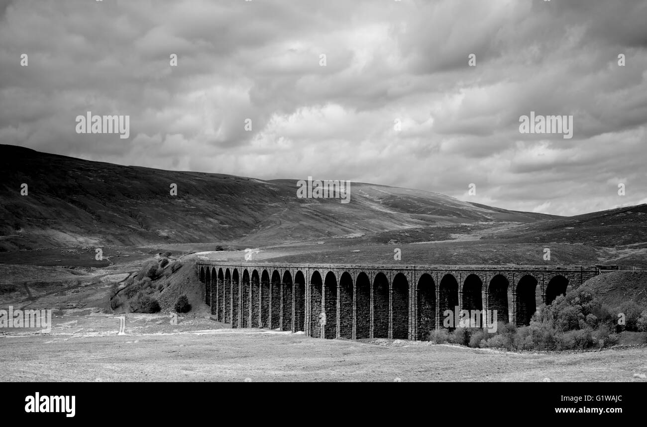 Malerischer Blick auf ribblehead Viadukt und Moore, B&W Stockfoto
