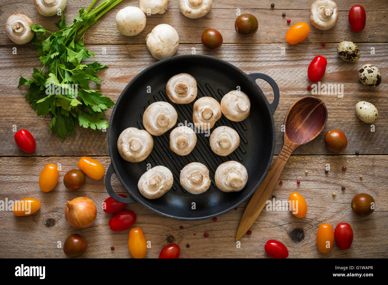 Essen-Hintergrund: gesundes Essen Zutaten zum Kochen auf rustikalen Holztisch, Top Vlew Stockfoto