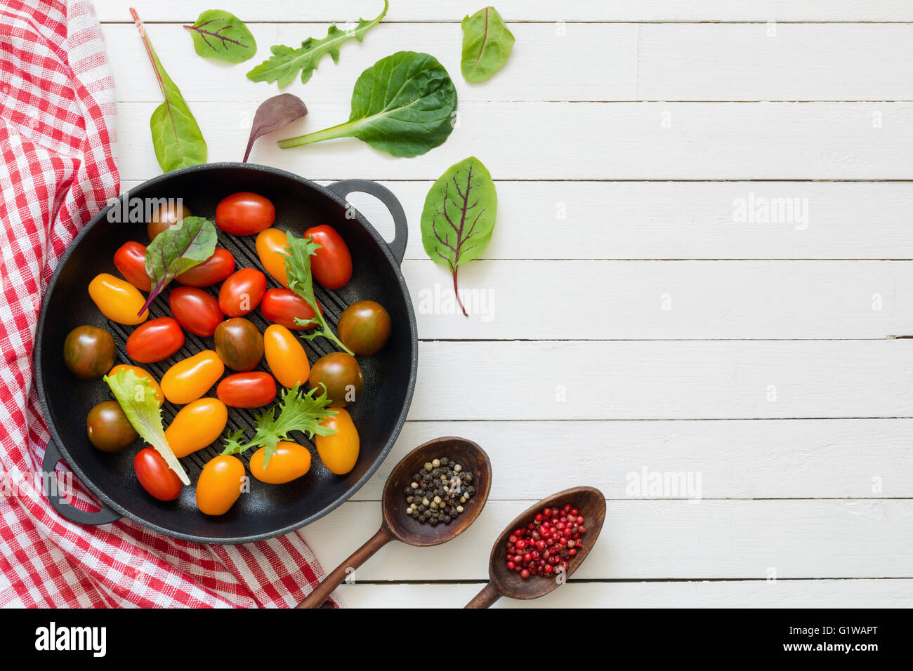 Gemüse, Gewürze und Kochutensilien auf weißem Hintergrund aus Holz. Für Rezepte, Kochbuch zu verspotten. Essen-Hintergrund Stockfoto